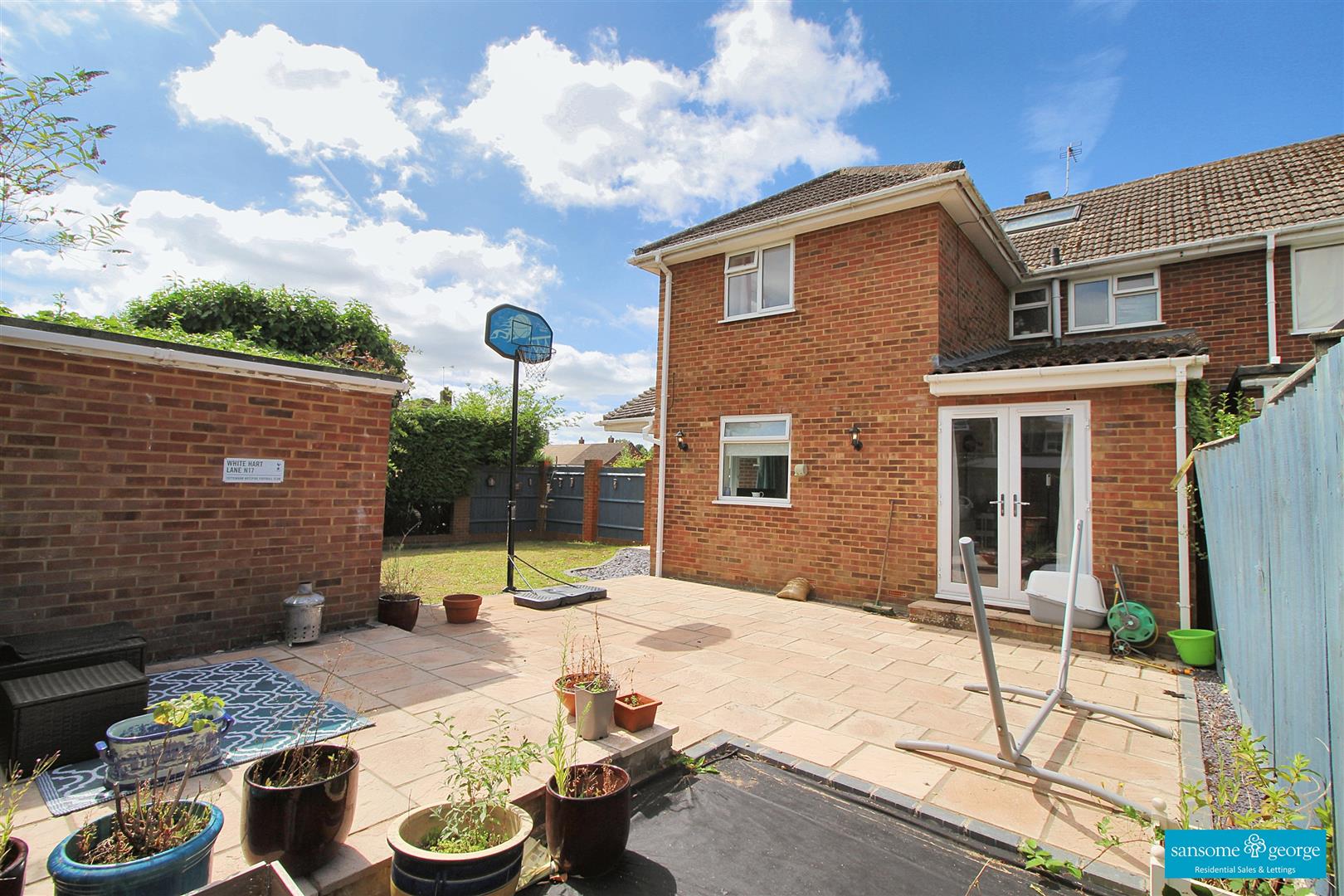 4 bed property in Uffington Close, Tilehurst